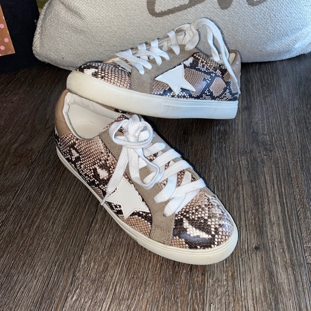 Like new Let’s See Style size 7 tennis shoes